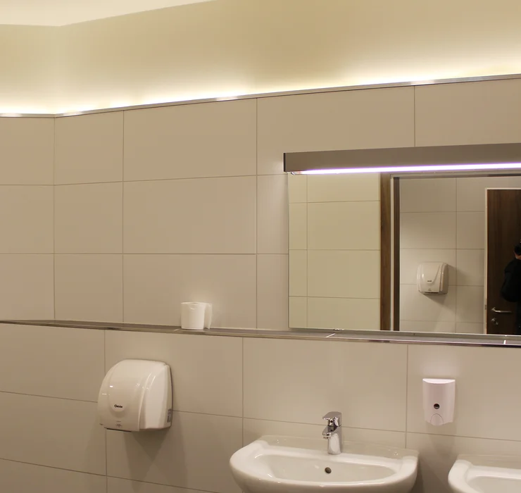 rp-referenz-deutschland-rodgau-buergerhaus-dudenhofen-innenaufnahme-led-stripes-toilette-waschbecken@2x