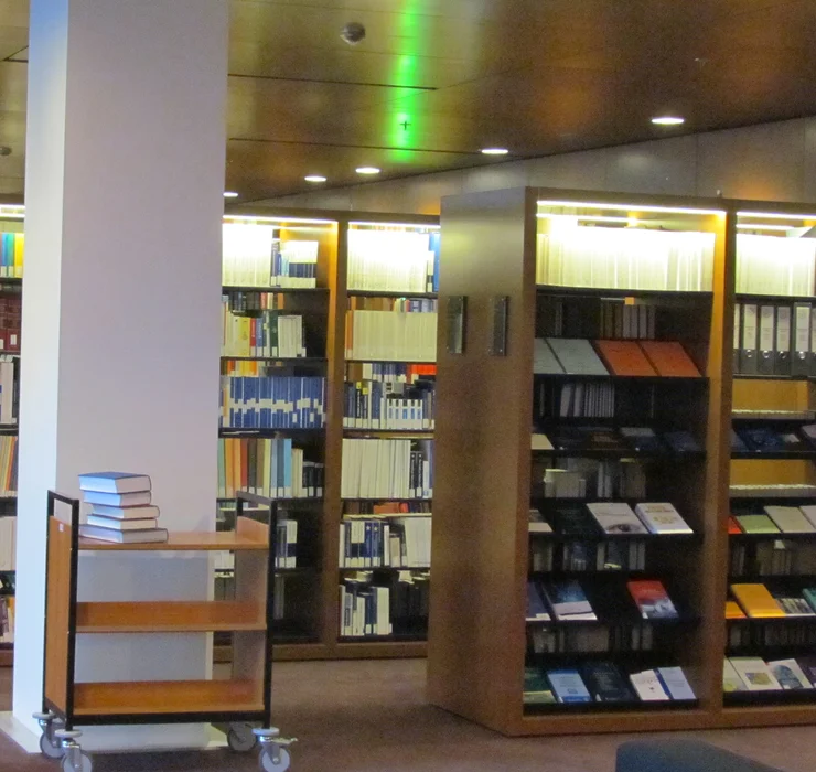 rp-referenz-luxemburg-luxembourg-europaeischer-gerichtshof-innenansicht-buecherregale@2x