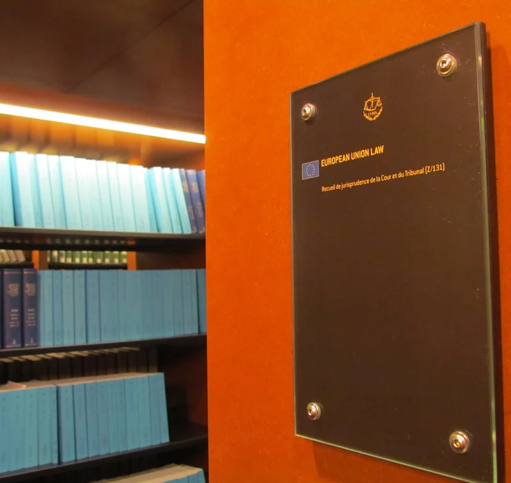 rp-referenz-luxemburg-luxembourg-europaeischer-gerichtshof-innenansicht-tafel-seitenansicht@2x