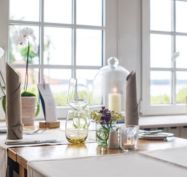 rp-referenzen-deutschland-gluecksburg-strandhotel-restaurant-tisch-vase-serviette-glaeser-allgemeinbeleuchtung