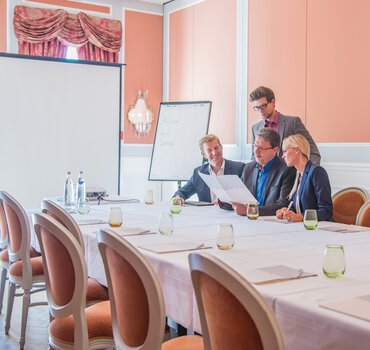 rp-referenzen-deutschland-gluecksburg-strandhotel-tagungsraum-maenner-frau-leinwand-allgemeinbeleuchtung